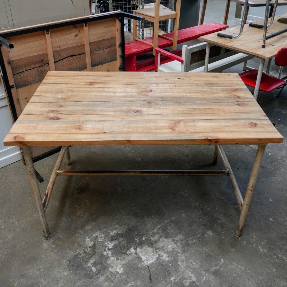 Industriële metalen tafel