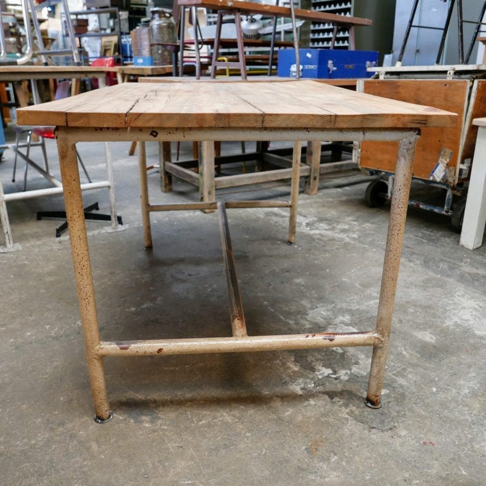 Industriële metalen tafel