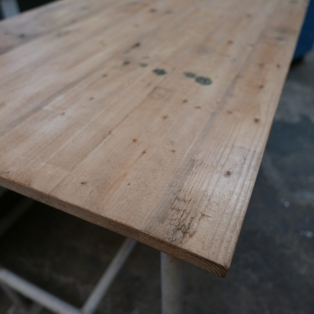 Industriële metalen tafel