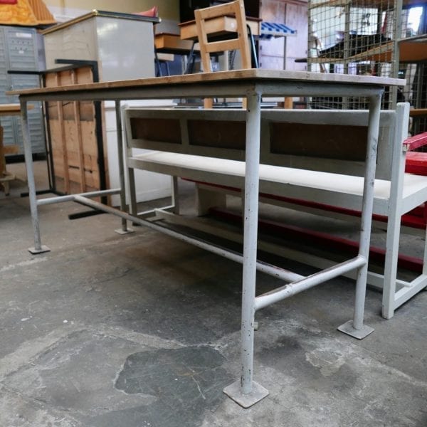 Industriële metalen tafel