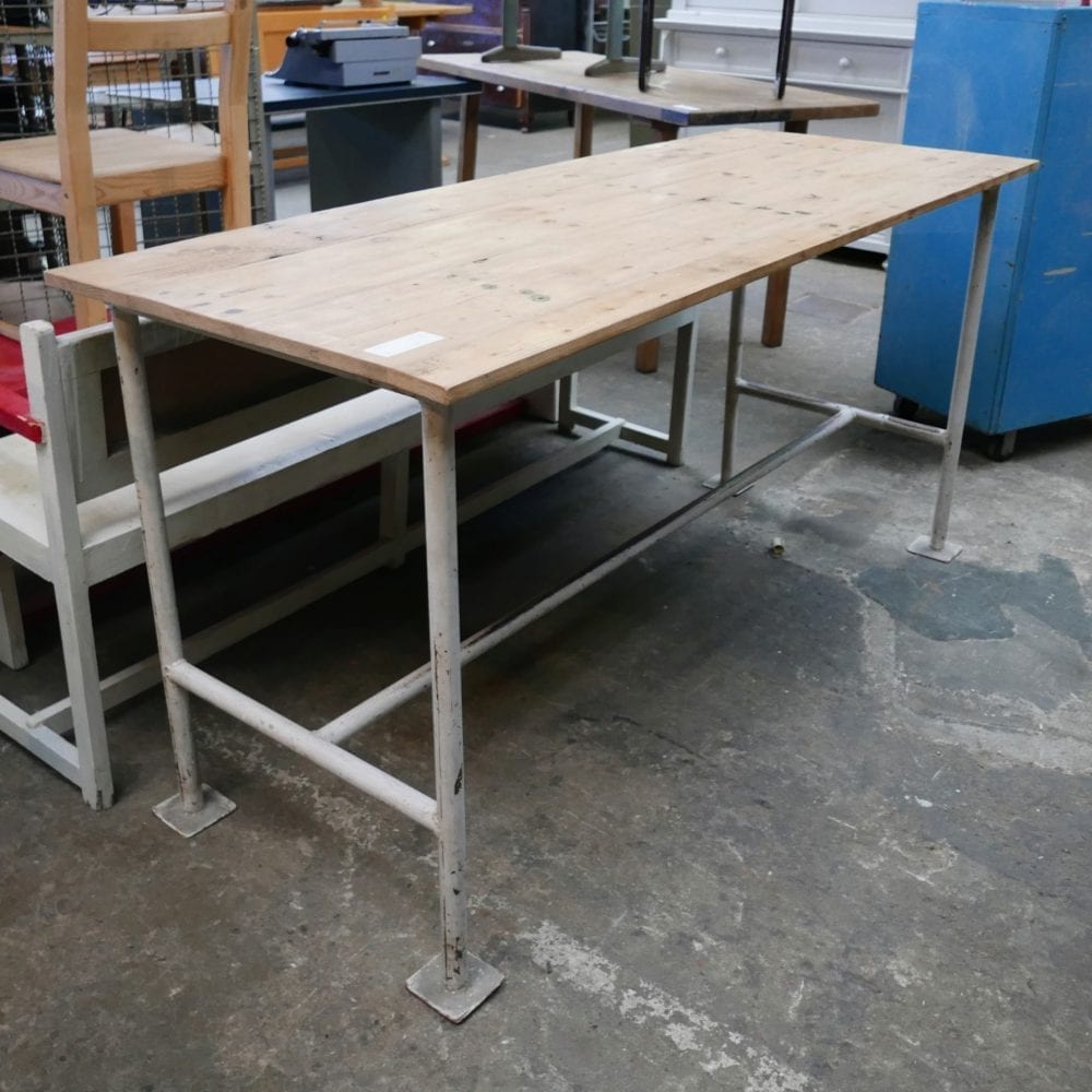 Industriële metalen tafel