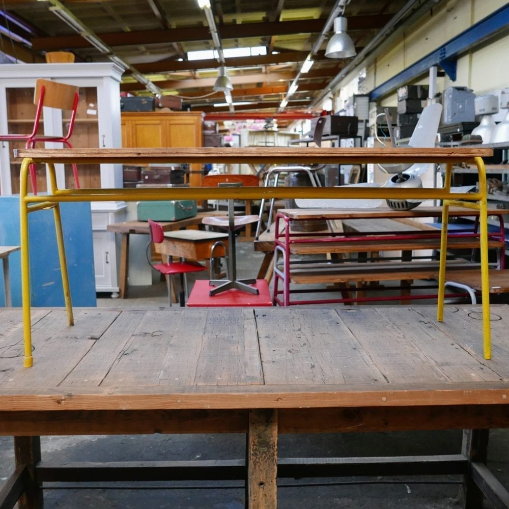 Metalen geel tafeltje