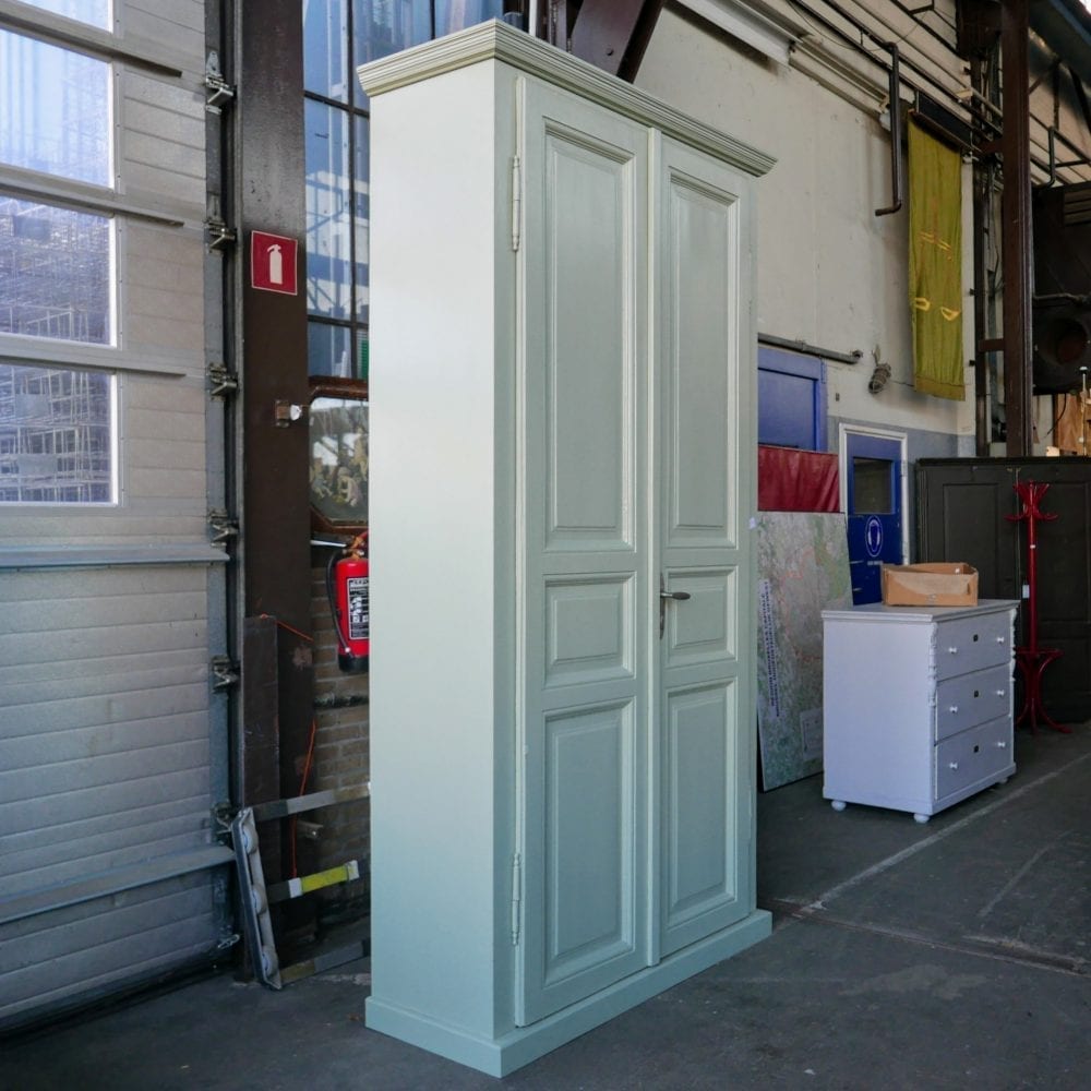 Lichtgroene hoge kast