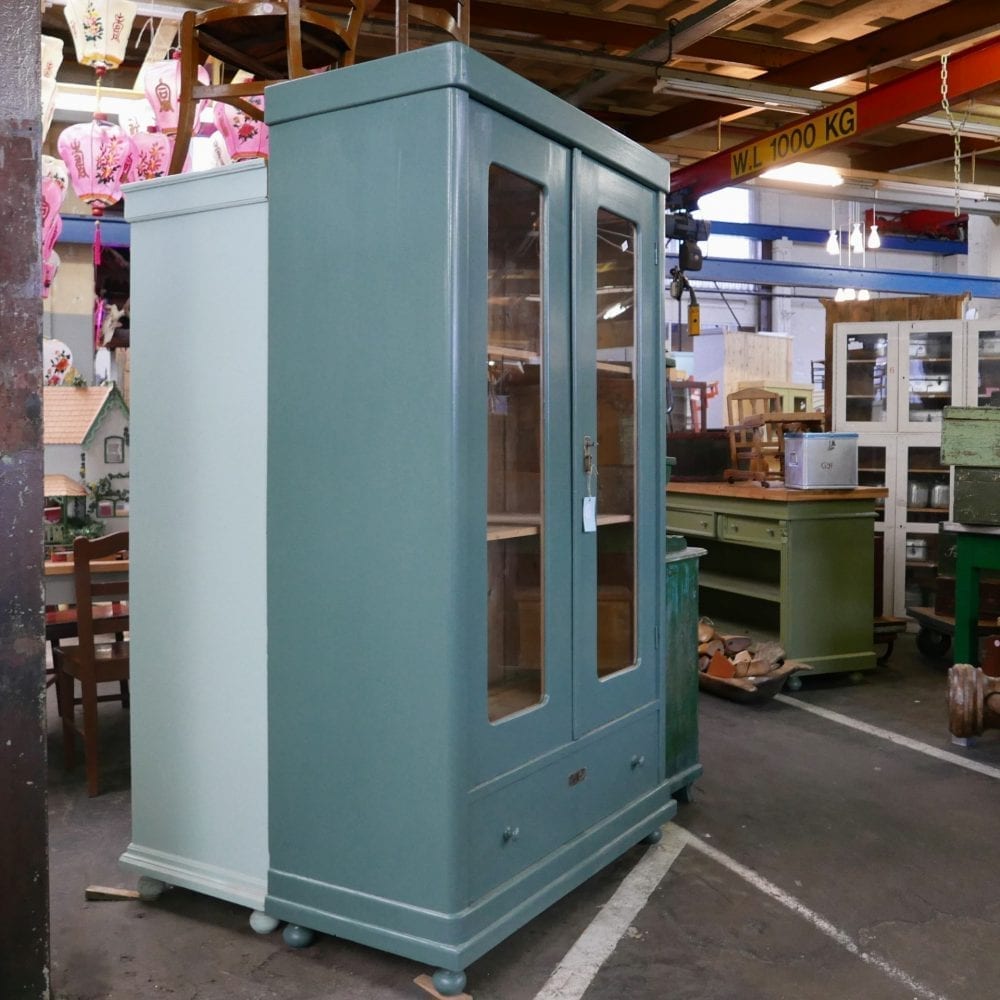 Groen-blauwe vitrinekast