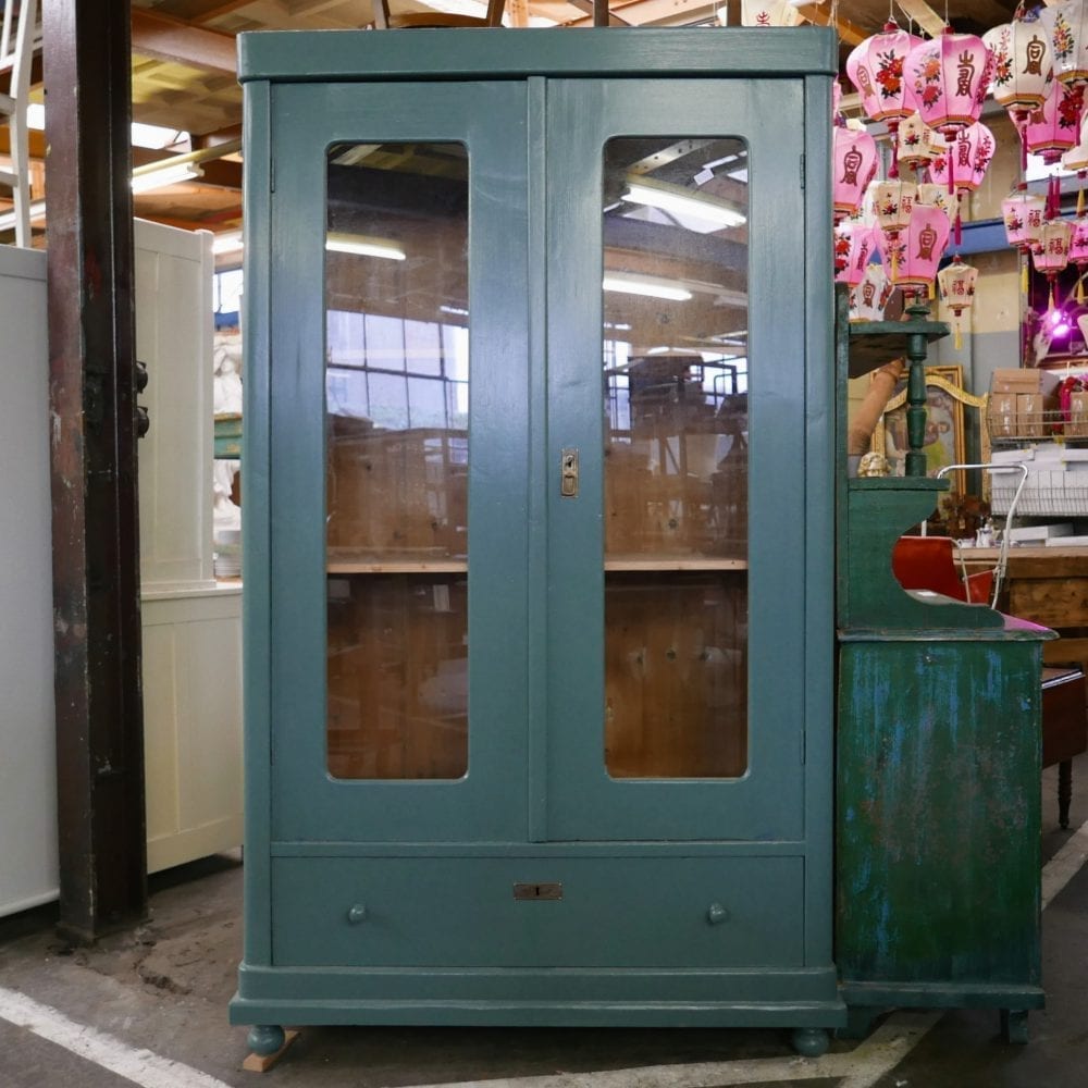 Groen-blauwe vitrinekast