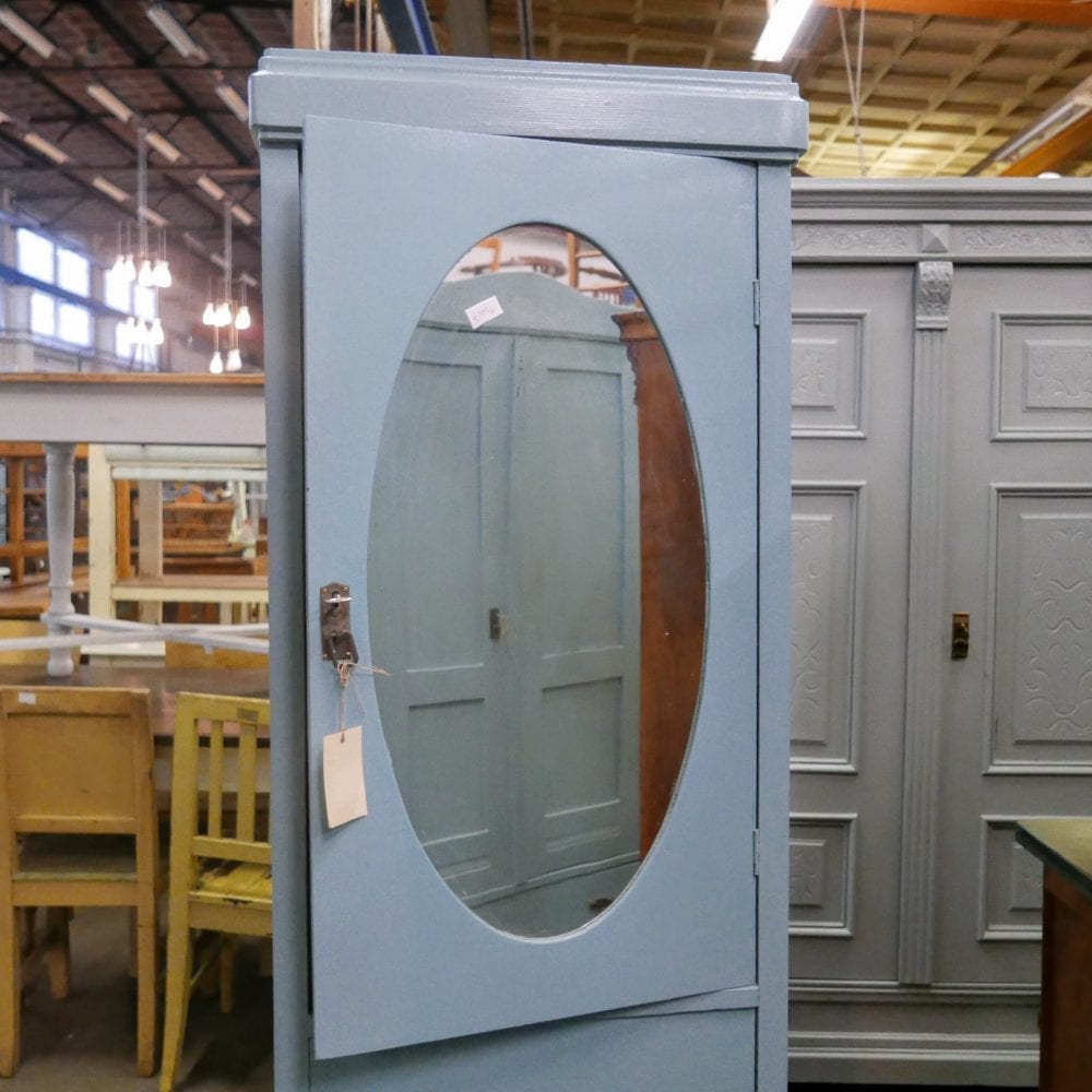 Blauwe houten spiegelkast