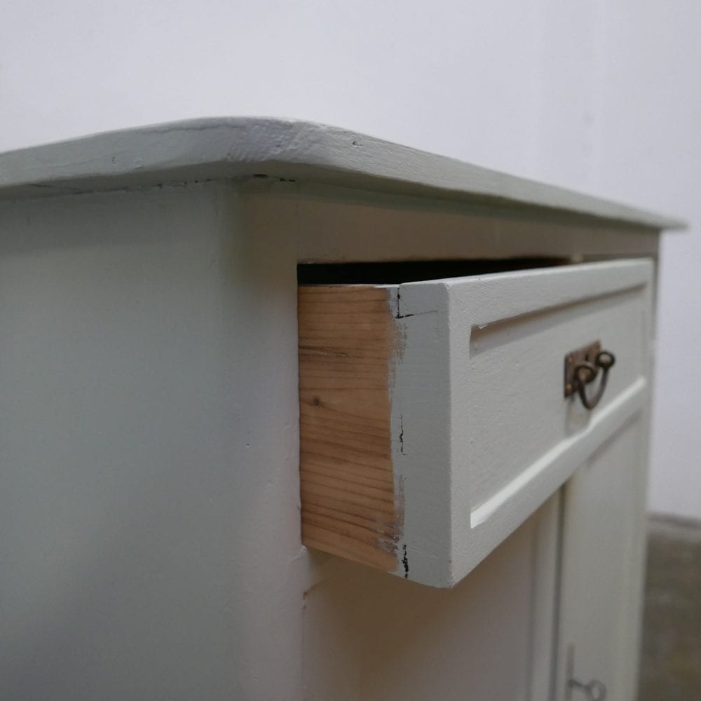 Lichtgrijze commode