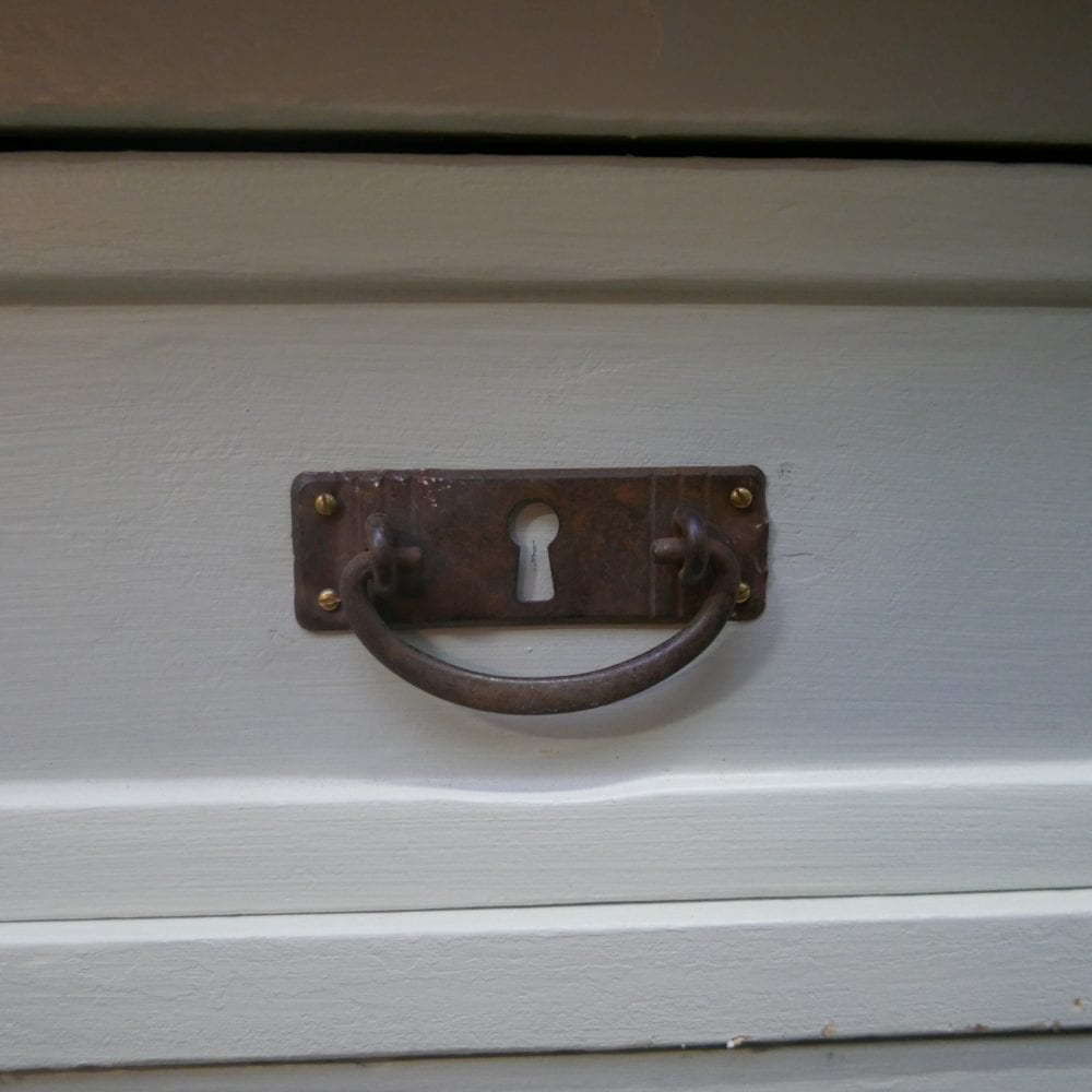 Lichtgrijze commode