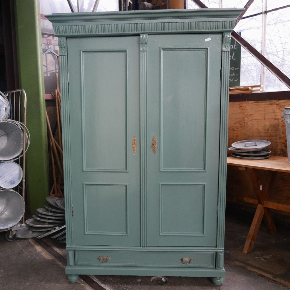 groen-blauwe linnenkast