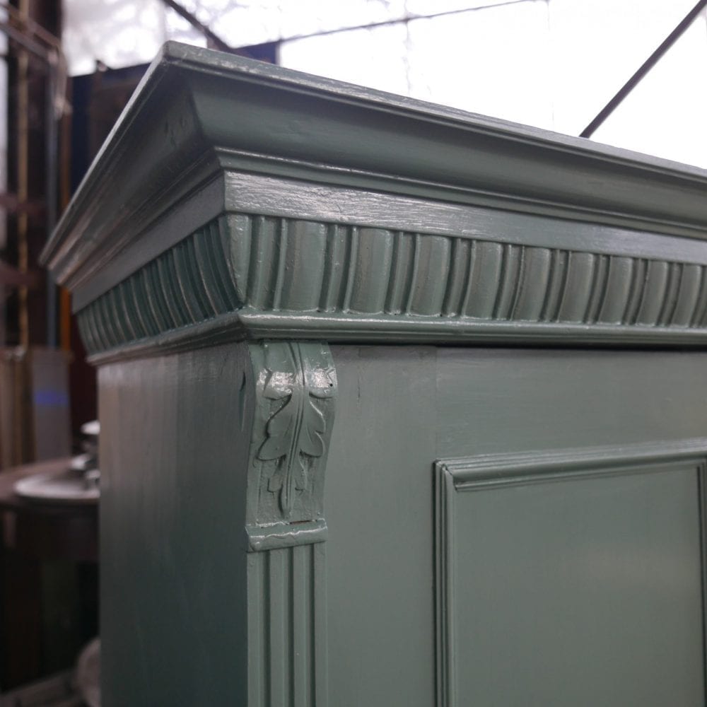 groen-blauwe linnenkast