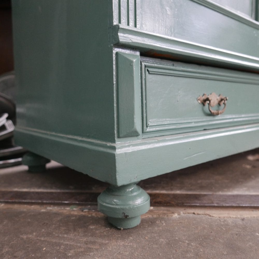 groen-blauwe linnenkast