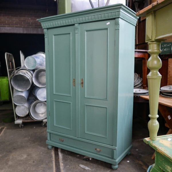 groen-blauwe linnenkast