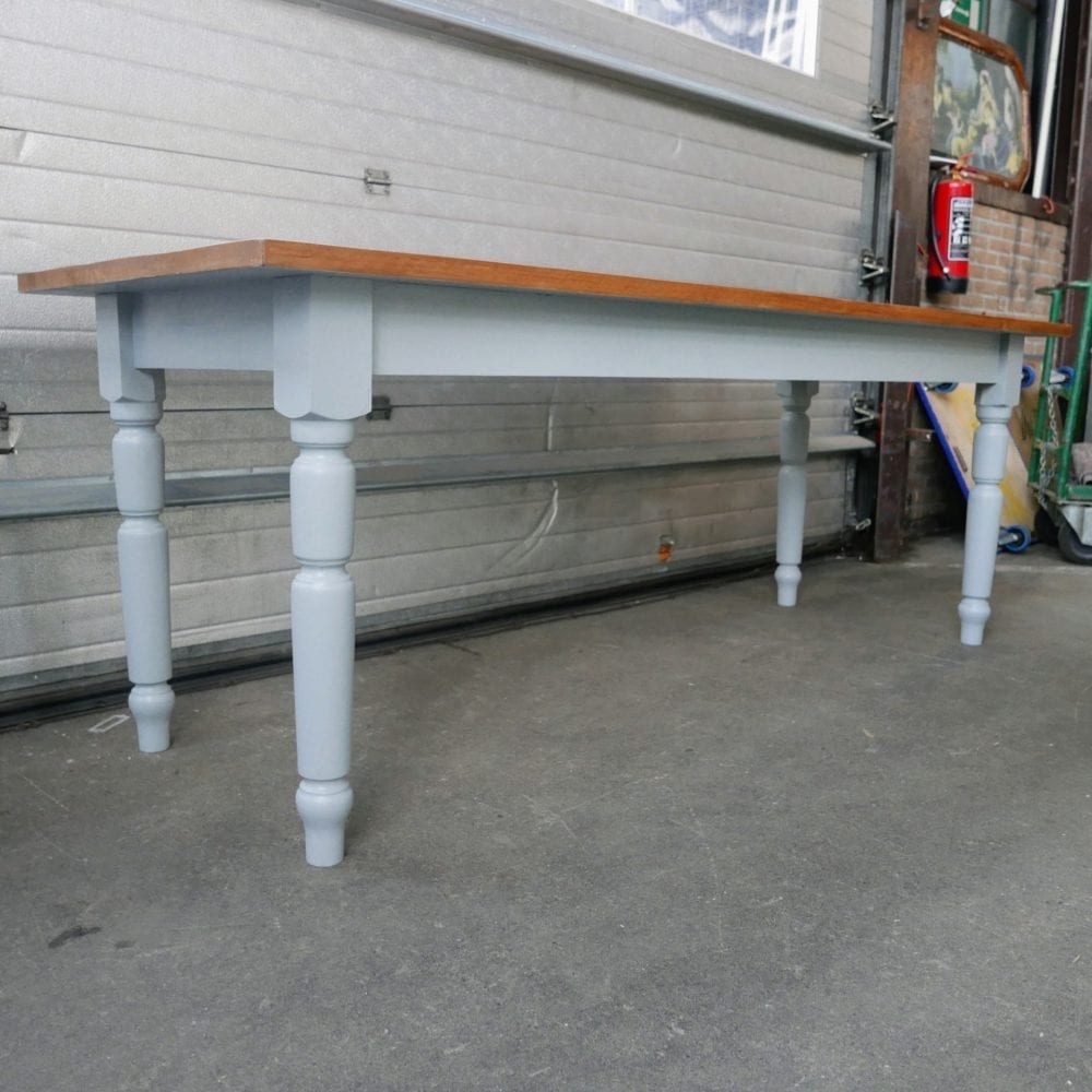 Lichtblauwe eettafel