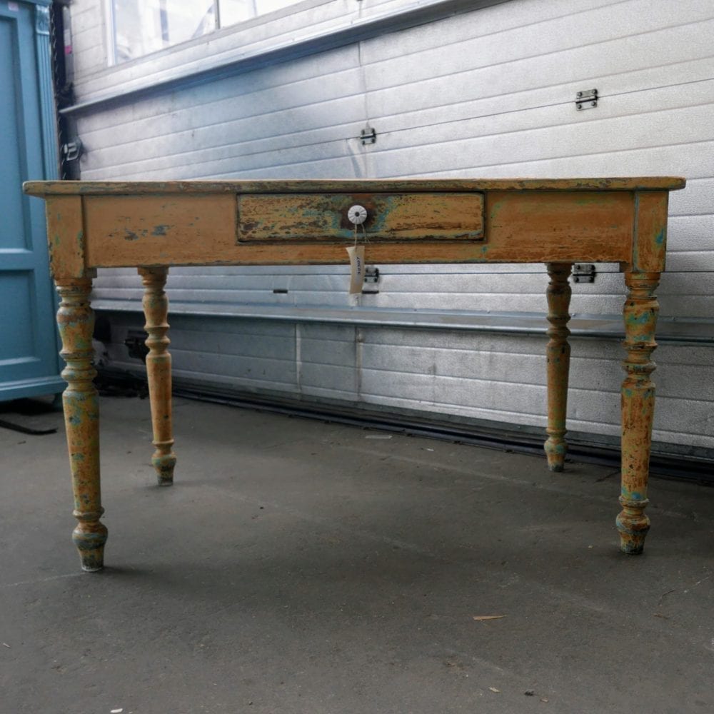 Gele eettafel
