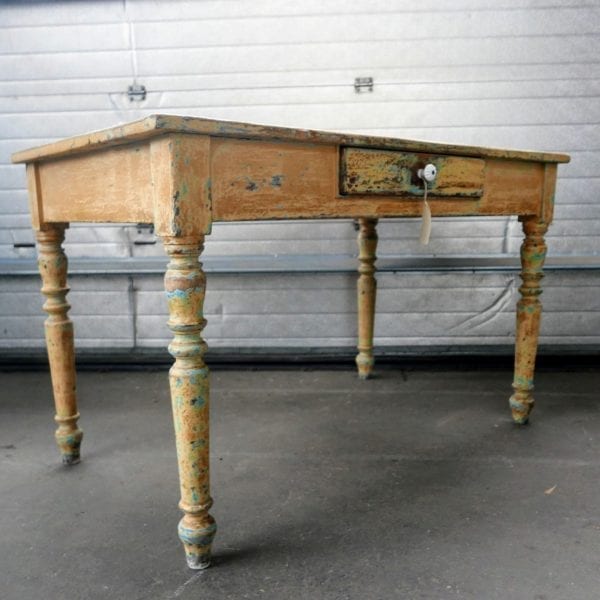 Gele eettafel