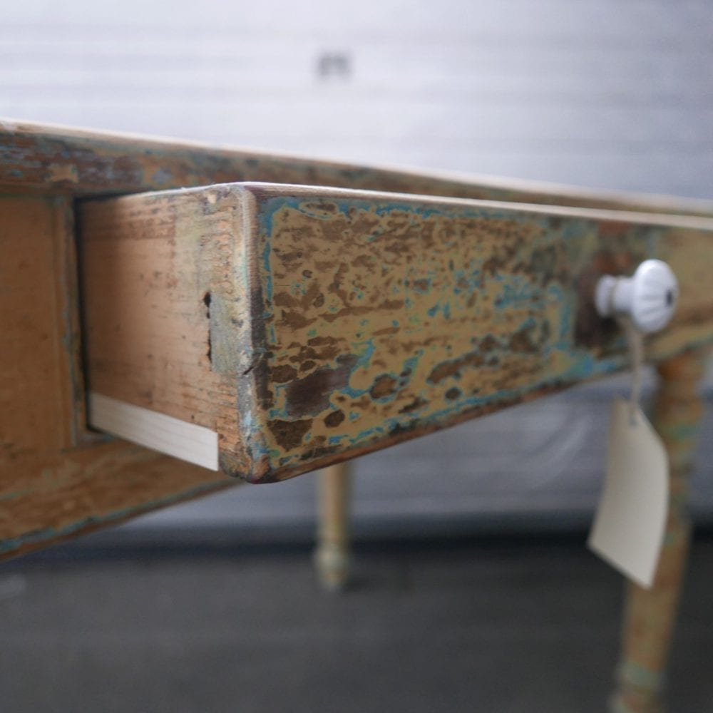 Gele eettafel