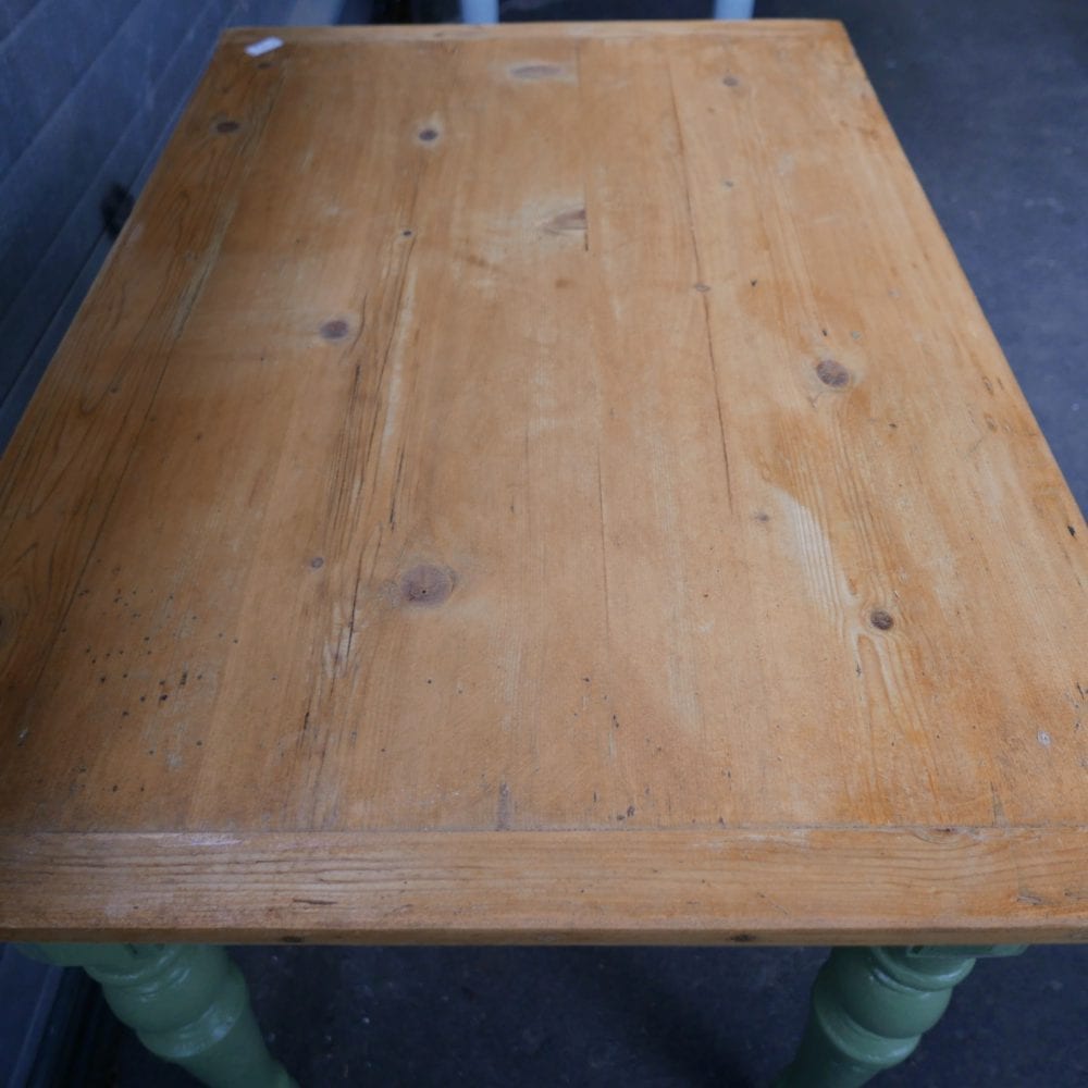 groene houten tafel