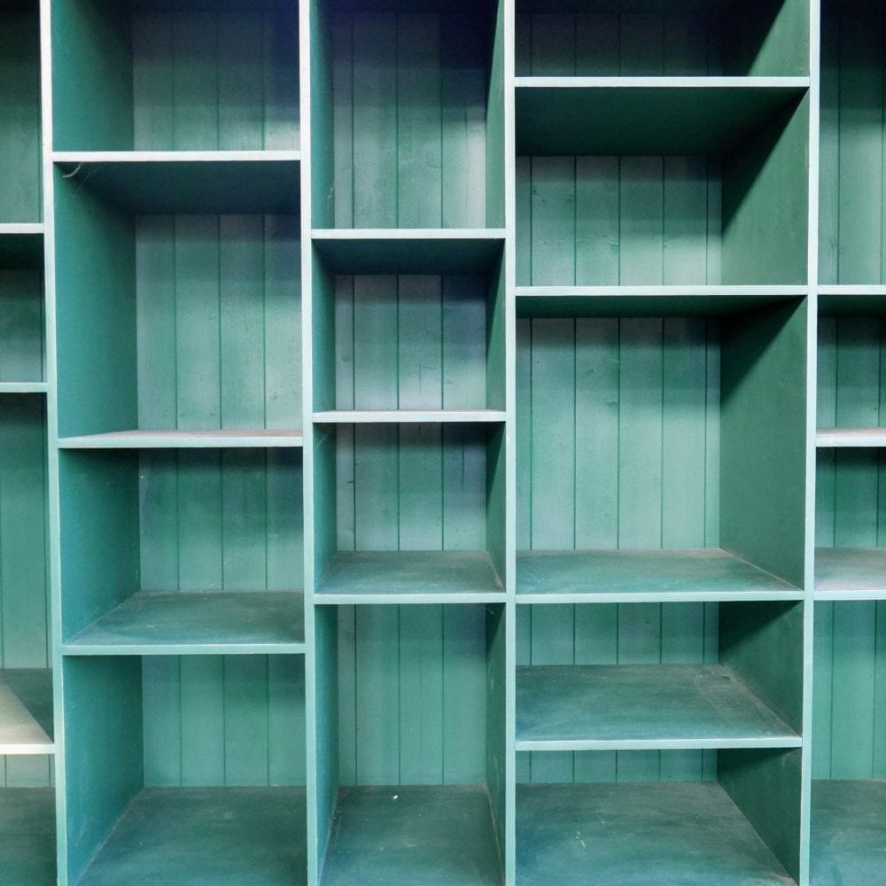 groene houten winkelkast