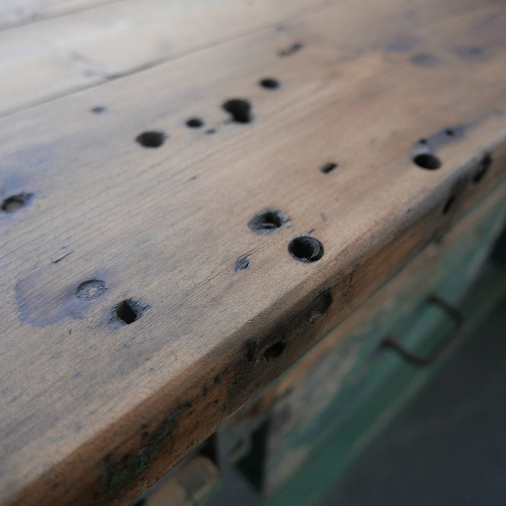 blauwe industriële werktafel