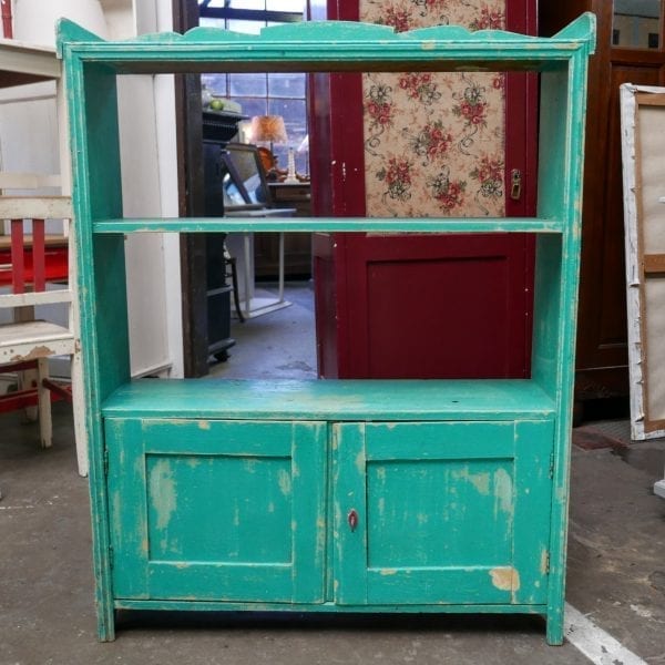 Mintgroene boekenkast