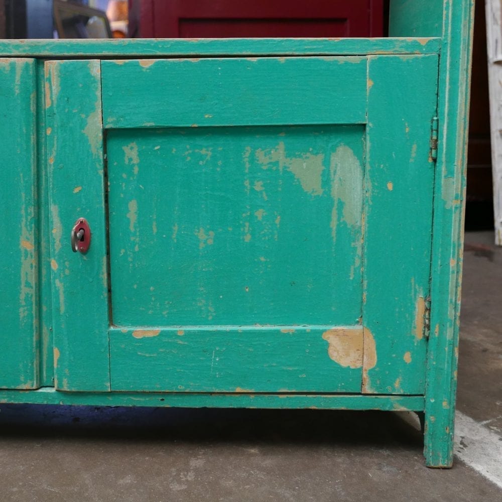 Mintgroene boekenkast