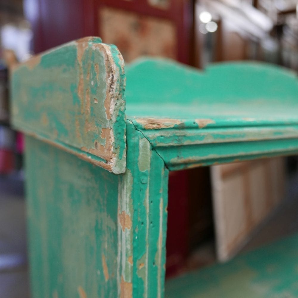 Mintgroene boekenkast