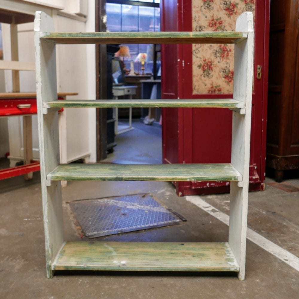 Wit met groene boekenkast