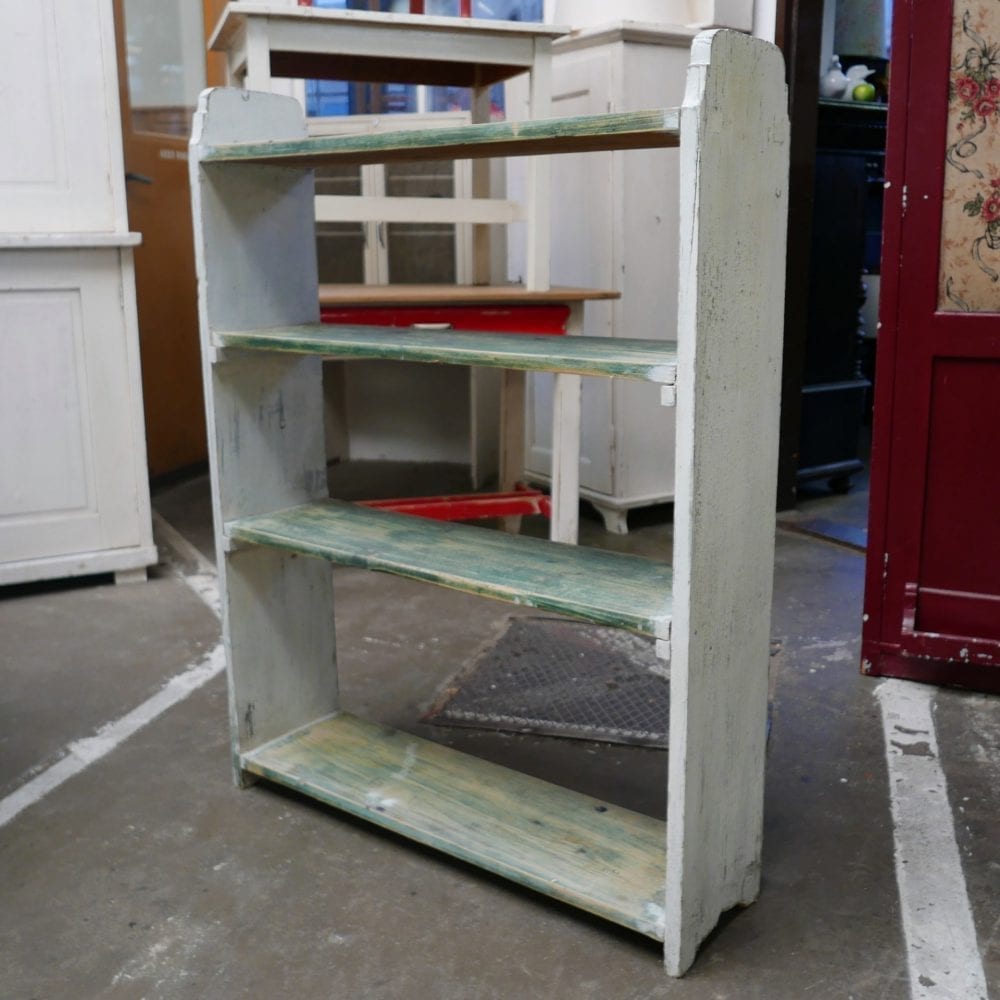Wit met groene boekenkast