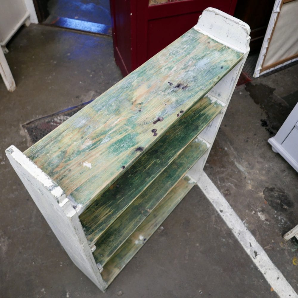 Wit met groene boekenkast
