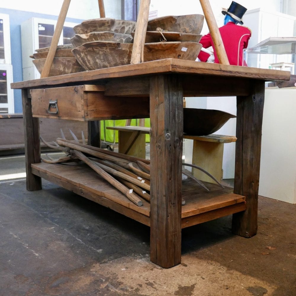Houten winkeltafel of werktafel