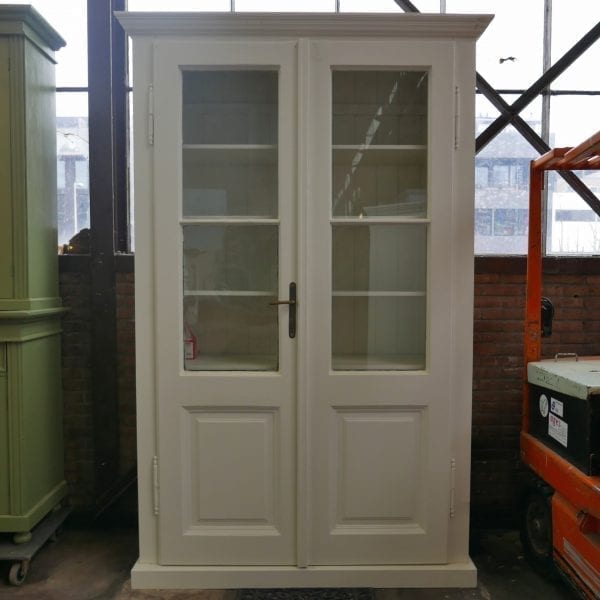 witte houten vitrinekast