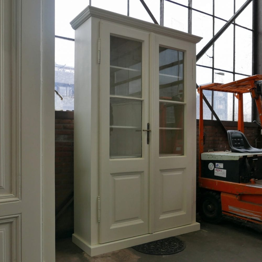 witte houten vitrinekast