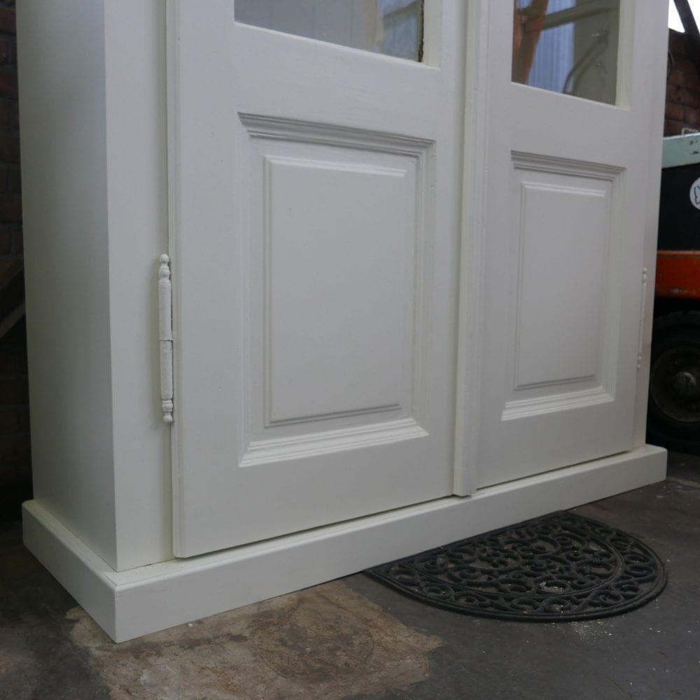 witte houten vitrinekast