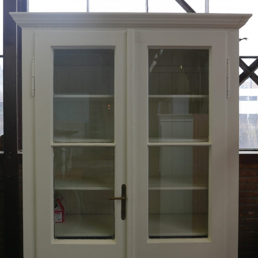 witte houten vitrinekast