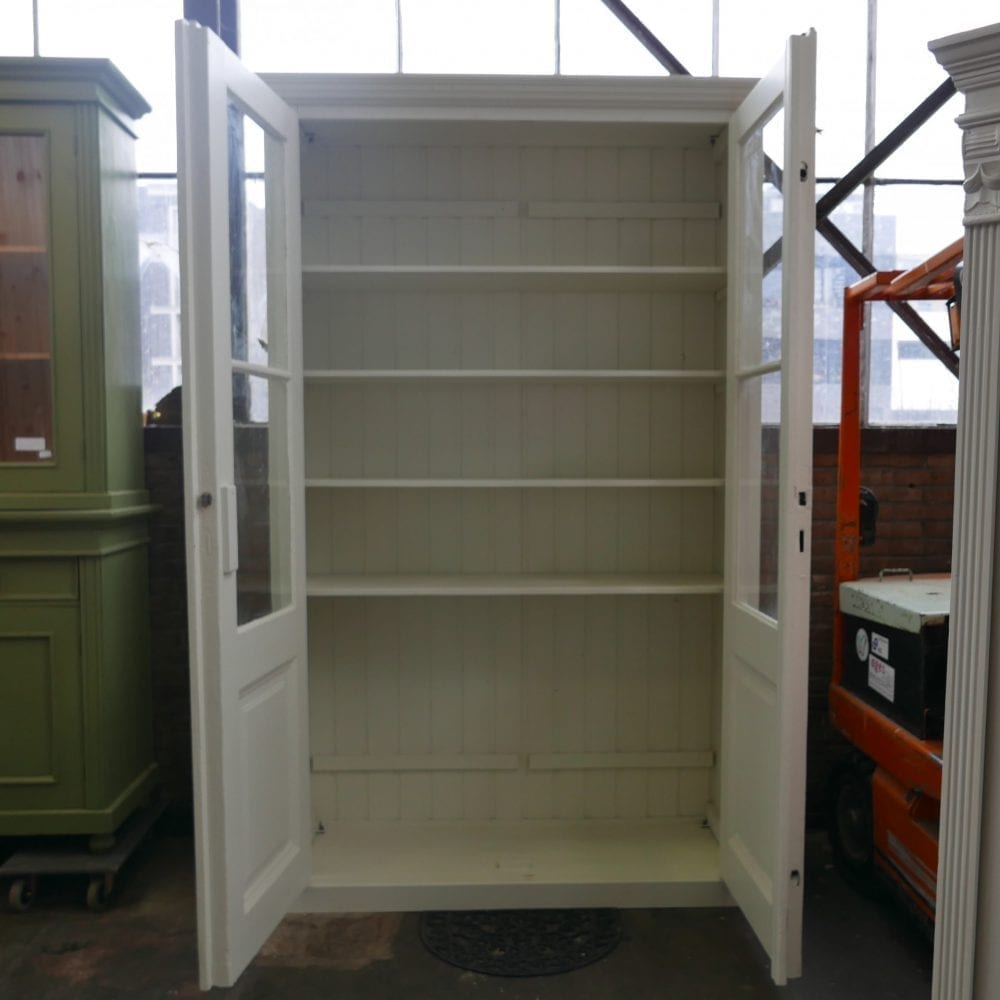 witte houten vitrinekast
