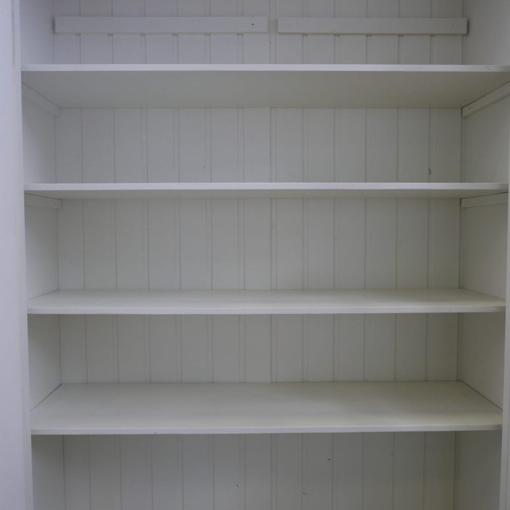 witte houten vitrinekast