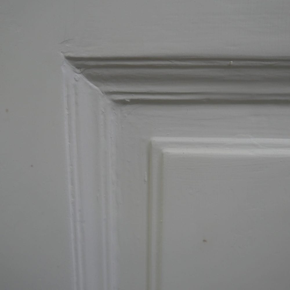 witte houten vitrinekast