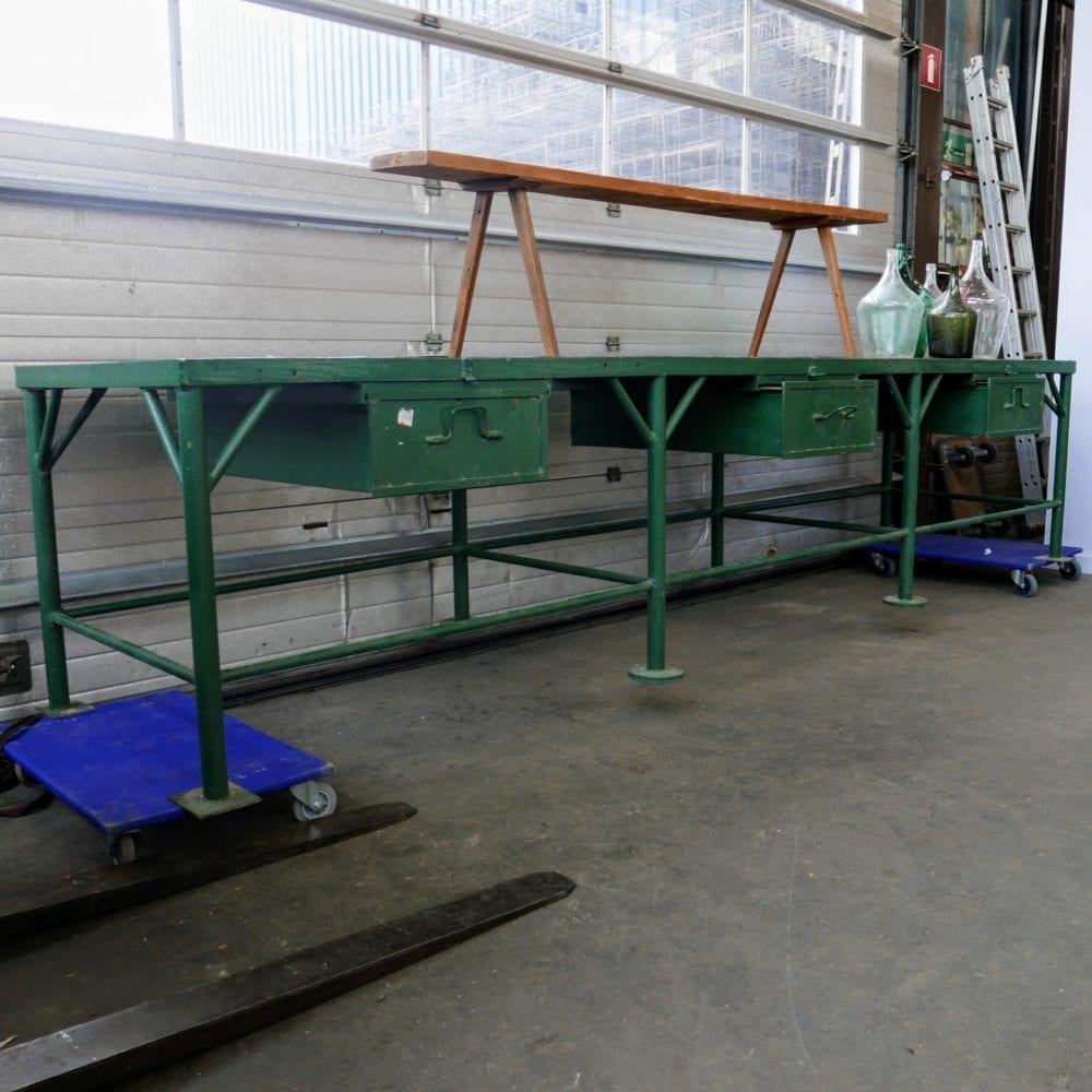 Groene metalen werktafel