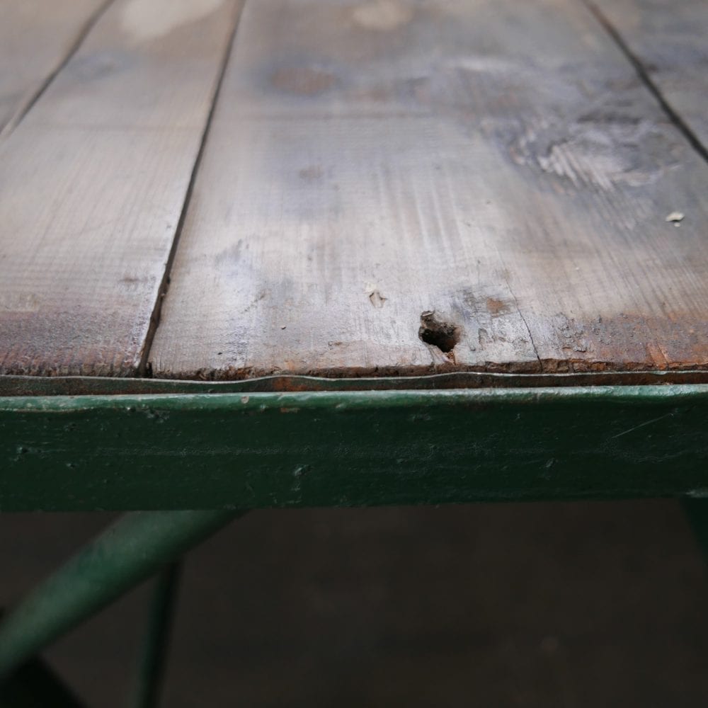 Groene metalen werktafel