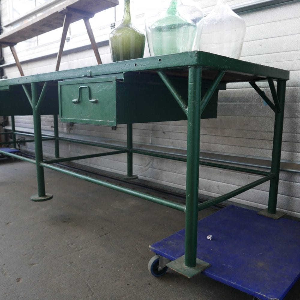 Groene metalen werktafel