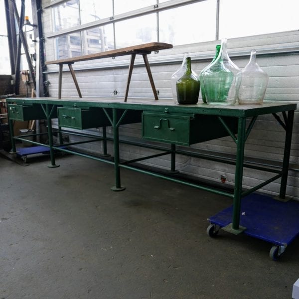 Groene metalen werktafel