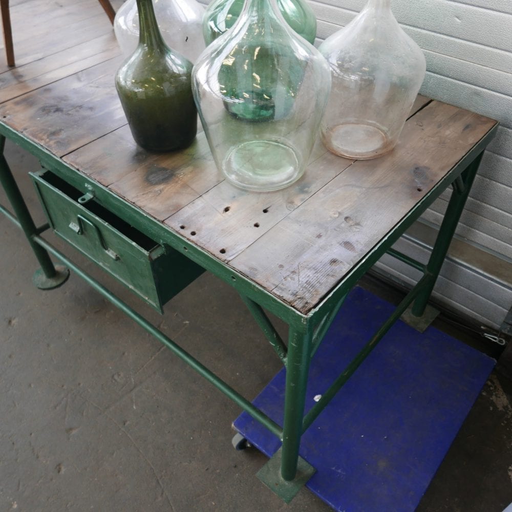 Groene metalen werktafel