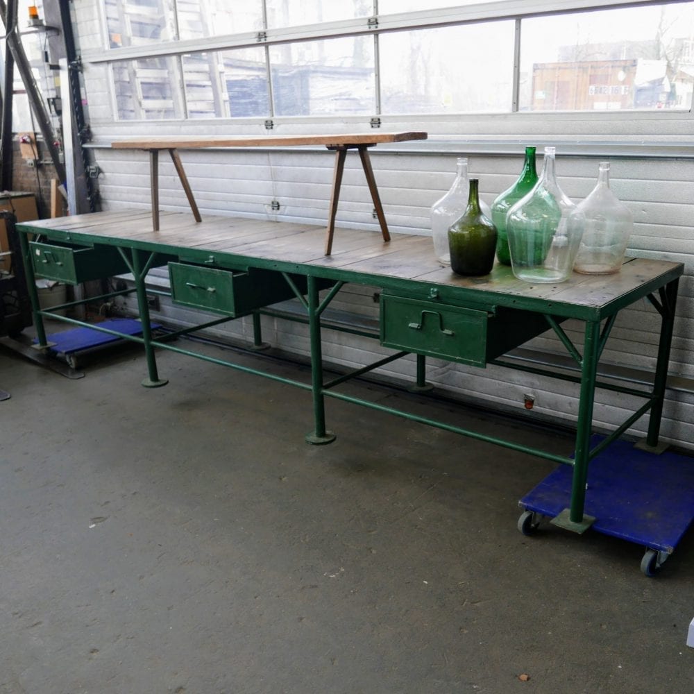 Groene metalen werktafel