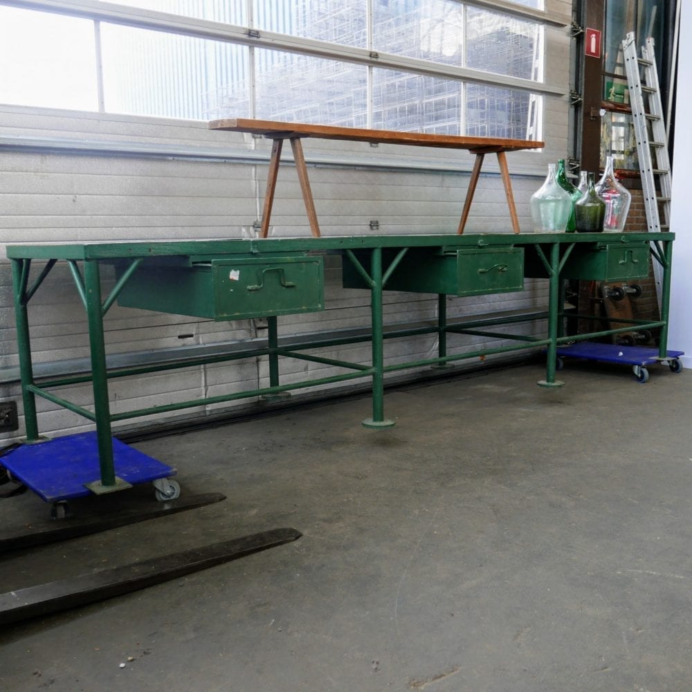 Groene metalen werktafel