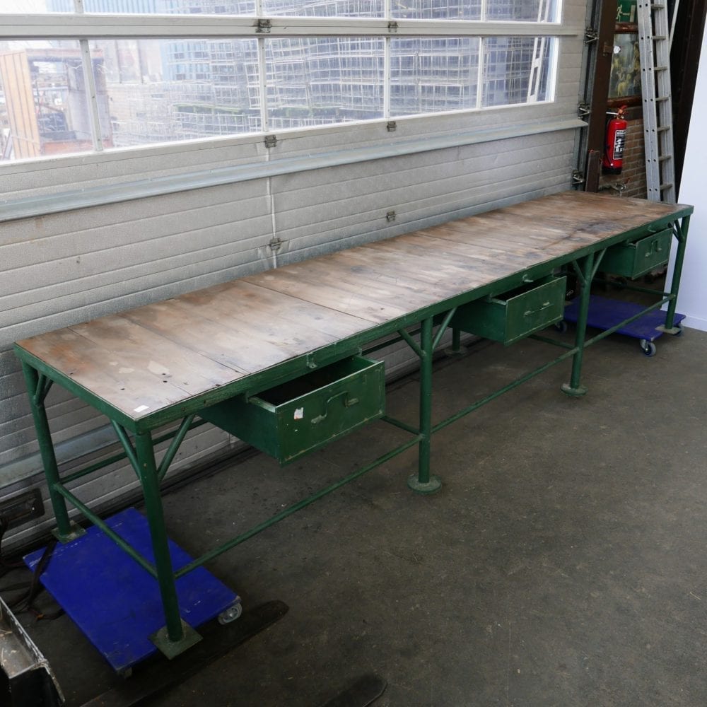 Groene metalen werktafel