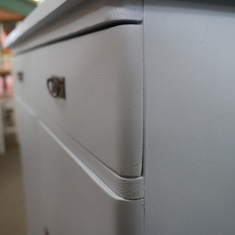 blauwgrijze commode