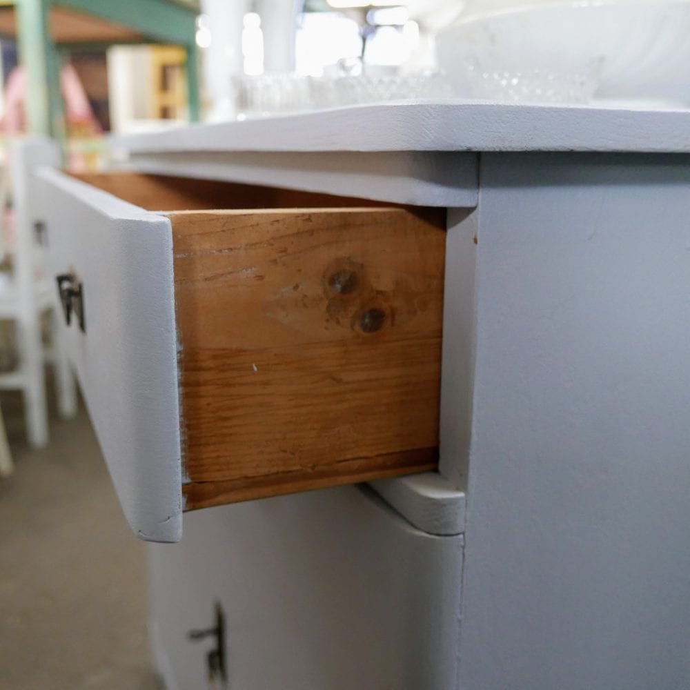 blauwgrijze commode