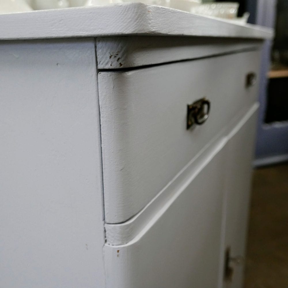 blauwgrijze commode