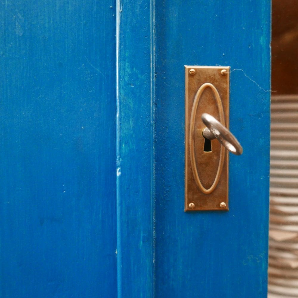 blauwe vitrinekast