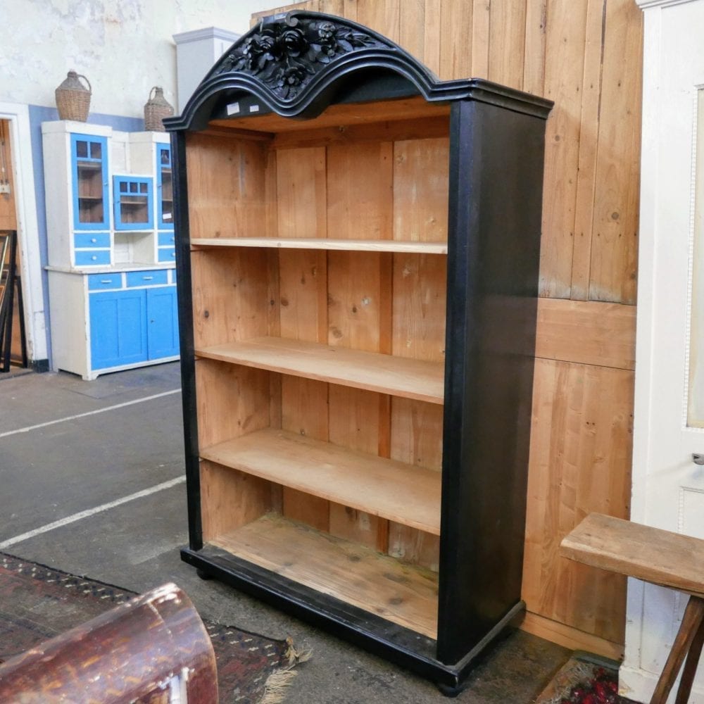 open zwarte houten kast